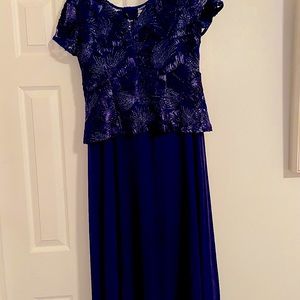 ALEX EVENING SIZE 8 woman’s gown is stunning. Navy blue NEW, NEVER WORN.